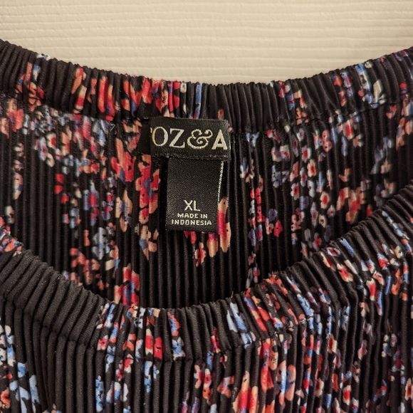 Flattering pleated top with small flower pattern - Picture 3 of 3